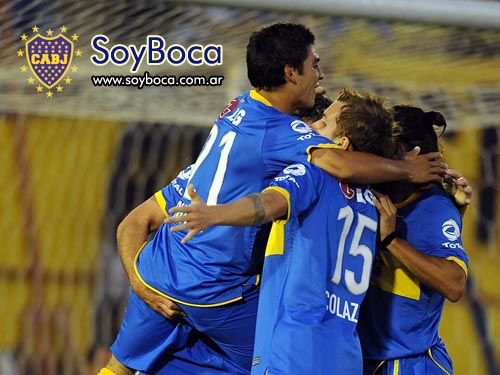 Los jugadores de Boca festejan un gol frente e Huracán