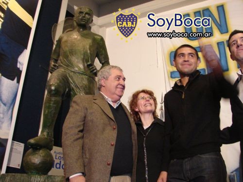 La inauguración del monumento a Juan Román Riquelme