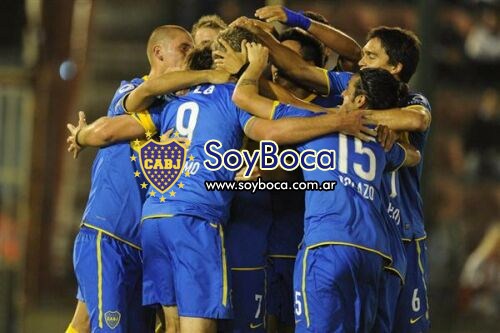 El abrazo de los jugadores de Boca luego de meter el gol a Huracán