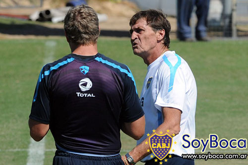 Palermo y Falcioni dialogan en el entrenamiento previo al partido con Lanus